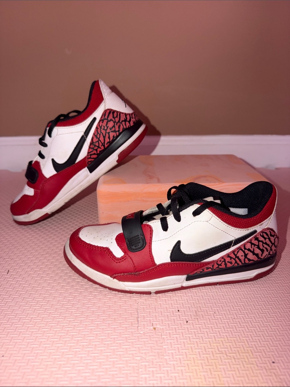 Nike Kids White, Red & Black Low-Top Sneakers (Size: 2.5 Youth)